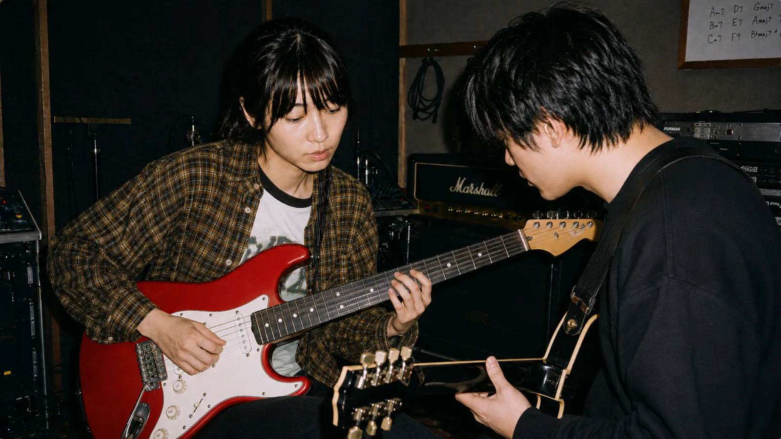 音楽スタジオでギターを弾いている様子